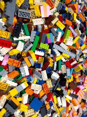 Çok renkli plastik çocukların oyuncakları ve arka planı