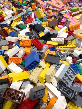 Çok renkli plastik çocukların oyuncakları ve arka planı