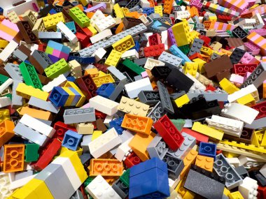 Çok renkli plastik çocukların oyuncakları ve arka planı