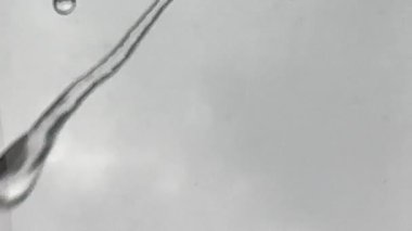 Yağmur yağarken cam yüzeyde 4K su damlacıkları