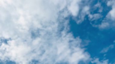 Kabarcıklar, sabun havada mavi gökyüzü arka planında