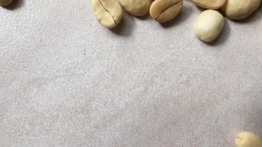4K (Kahve maddesi) Tayland Arabika ve Robusta ev yapımı yeşil kahve çekirdeği pişirme işlemi için tamamen yıkandı
