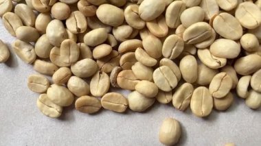 4K (Kahve maddesi) Tayland Arabika ve Robusta ev yapımı yeşil kahve çekirdeği pişirme işlemi için tamamen yıkandı