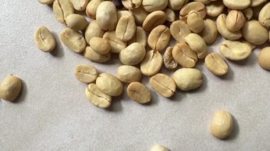 4K (Kahve maddesi) Tayland Arabika ve Robusta ev yapımı yeşil kahve çekirdeği pişirme işlemi için tamamen yıkandı