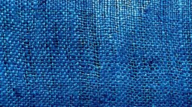 Kenevir kumaşı kenevir bitkisinin liflerinden yapılır. Dayanıklılığı ve kuvvetiyle bilinen kenevir, çeşitli uygulamaları olan çevre dostu bir tekstil. Kenevir kumaş dokusu tipik olarak 