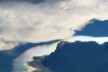 Yanardöner Pileus Bulutu. Gökkuşağı bulutlu. Karanlık gökyüzü doğa arka planı. Büyük gökyüzü