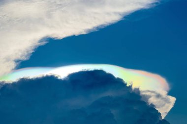 Yanardöner Pileus Bulutu. Gökkuşağı bulutlu. Karanlık gökyüzü doğa arka planı. Büyük gökyüzü