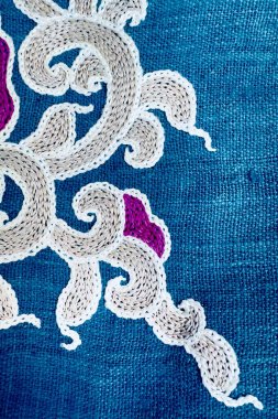 Mavi kenevir kumaşı kenevir bitki sapının liflerinden yapılır. Dayanıklılığı ve kuvvetiyle bilinen kenevir, çeşitli uygulamaları olan çevre dostu bir tekstil. Kenevir kumaşının dokusu 