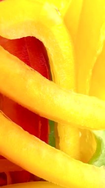 İnce dilimlenmiş havuç, kiraz domatesleri, dilimlenmiş kırmızı domates, yeşil (muhtemelen romaine marulu) ve dilimlenmiş sarı dolma biberli parlak ve taze bir salata. Dokuları çok farklı..