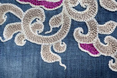 Mavi kenevir kumaşı kenevir bitki sapının liflerinden yapılır. Dayanıklılığı ve kuvvetiyle bilinen kenevir, çeşitli uygulamaları olan çevre dostu bir tekstil. Kenevir kumaşının dokusu 