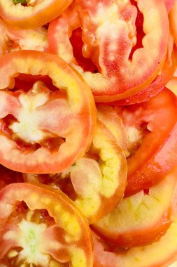 İnce dilimlenmiş havuç, kiraz domatesleri, dilimlenmiş kırmızı domates, yeşil (muhtemelen romaine marulu) ve dilimlenmiş sarı dolma biberli parlak ve taze bir salata. Dokuları çok farklı..