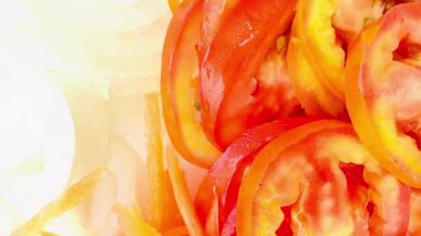 İnce dilimlenmiş havuç, kiraz domatesleri, dilimlenmiş kırmızı domates, yeşil (muhtemelen romaine marulu) ve dilimlenmiş sarı dolma biberli parlak ve taze bir salata. Dokuları çok farklı.