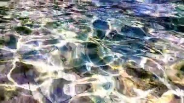 4k su arka planı, su duvar kağıdı, su damlaları su arka planına yansıyan güneş ışığı