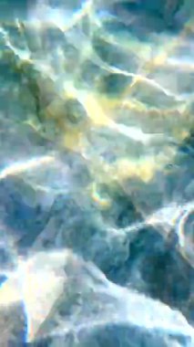 4k su arka planı, su duvar kağıdı, su damlaları su arka planına yansıyan güneş ışığı