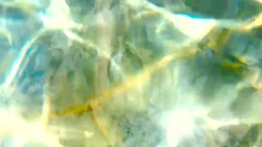 4k su arka planı, su duvar kağıdı, su damlaları su arka planına yansıyan güneş ışığı