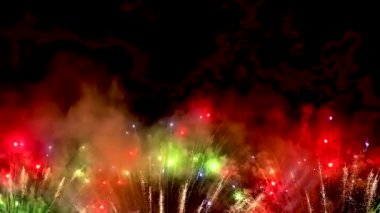 4 bin. Gerçek havai fişeklerin kusursuz döngü arka planında gece gökyüzünde Bokeh ışıkları olan altın havai fişekler. Parlak havai fişek gösterisi. Yeni yıl arifesinde havai fişekler Bangkok 'ta çeşitli renkleri kutluyor