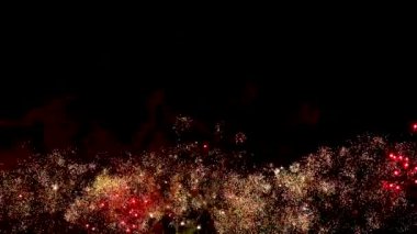 4 bin. Gerçek havai fişeklerin kusursuz döngü arka planında gece gökyüzünde Bokeh ışıkları olan altın havai fişekler. Parlak havai fişek gösterisi. Yeni yıl arifesinde havai fişekler Bangkok 'ta çeşitli renkleri kutluyor