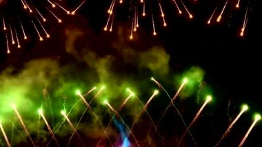 4 bin. Gerçek havai fişeklerin kusursuz döngü arka planında gece gökyüzünde Bokeh ışıkları olan altın havai fişekler. Parlak havai fişek gösterisi. Yeni yıl arifesinde havai fişekler Bangkok 'ta çeşitli renkleri kutluyor