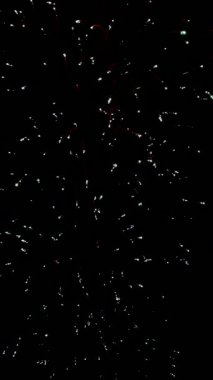 4 bin. Gerçek havai fişeklerin kusursuz döngü arka planında gece gökyüzünde Bokeh ışıkları olan altın havai fişekler. Parlak havai fişek gösterisi. Yeni yıl arifesinde havai fişekler Bangkok 'ta çeşitli renkleri kutluyor
