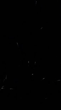 4 bin. Gerçek havai fişeklerin kusursuz döngü arka planında gece gökyüzünde Bokeh ışıkları olan altın havai fişekler. Parlak havai fişek gösterisi. Yeni yıl arifesinde havai fişekler Bangkok 'ta çeşitli renkleri kutluyor