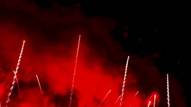 4 bin. Gerçek havai fişeklerin kusursuz döngü arka planında gece gökyüzünde Bokeh ışıkları olan altın havai fişekler. Parlak havai fişek gösterisi. Yeni yıl arifesinde havai fişekler Bangkok 'ta çeşitli renkleri kutluyor