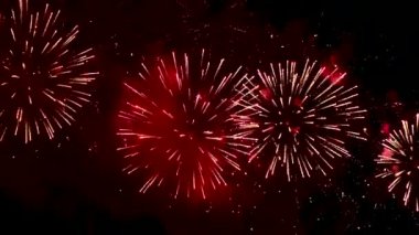 4 bin. Gerçek havai fişeklerin kusursuz döngü arka planında gece gökyüzünde Bokeh ışıkları olan altın havai fişekler. Parlak havai fişek gösterisi. Yeni yıl arifesinde havai fişekler Bangkok 'ta çeşitli renkleri kutluyor