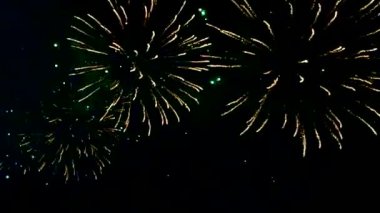 4 bin. Gerçek havai fişeklerin kusursuz döngü arka planında gece gökyüzünde Bokeh ışıkları olan altın havai fişekler. Parlak havai fişek gösterisi. Yeni yıl arifesinde havai fişekler Bangkok 'ta çeşitli renkleri kutluyor