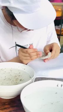 Çalışanlar kırlangıcın yuvasını temizler..