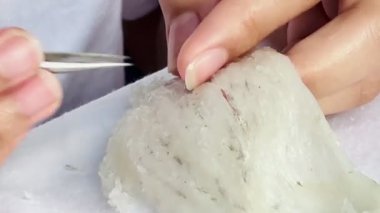 Çalışanlar kırlangıcın yuvasını temizler..