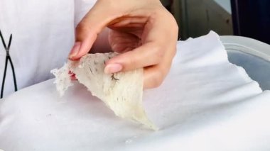 Çalışanlar kırlangıcın yuvasını temizler..