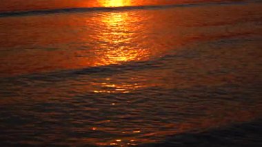 Bu çarpıcı yüksek çözünürlüklü video Güneş 'i yakından yakalar, yoğun kırmızı, portakal ve sarıları gösterir. Güneş, karanlık gökyüzünde büyük bir küre olarak belirir. 