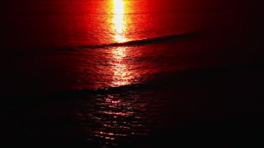 Bu çarpıcı yüksek çözünürlüklü video Güneş 'i yakından yakalar, yoğun kırmızı, portakal ve sarıları gösterir. Güneş, karanlık gökyüzünde büyük bir küre olarak belirir. 