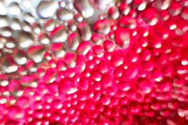 Metal yüzeydeki su damlacıklarının yoğunlaşmasını gösteren yüksek çözünürlüklü su damlalarının yakın çekim görüntüsü. Karmaşık desenler ve farklı boyutlardaki su damlacıkları güzel bir soyut doku oluşturur.. 