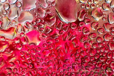 Metal yüzeydeki su damlacıklarının yoğunlaşmasını gösteren yüksek çözünürlüklü su damlalarının yakın çekim görüntüsü. Karmaşık desenler ve farklı boyutlardaki su damlacıkları güzel bir soyut doku oluşturur.. 