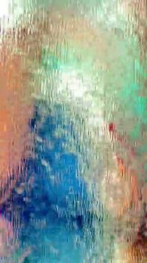 Metal yüzeydeki su damlacıklarının yoğunlaşmasını gösteren yüksek çözünürlüklü su damlalarının yakın çekim görüntüsü. Karmaşık desenler ve farklı boyutlarda su damlacıkları güzel bir soyut oluşturur.