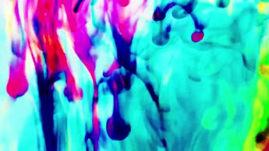Suya renkli mürekkeplerle akan canlı renklere sahip soyut video. Kompozisyon mavi, kırmızı, yeşil ve sarı tonlarından oluşur. Hafif bir arkaplanda harmanlanır ve kıvrılır.