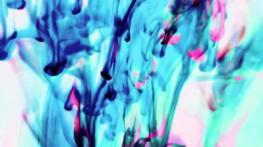 Suya renkli mürekkeplerle akan canlı renklere sahip soyut video. Kompozisyon mavi, kırmızı, yeşil ve sarı tonlarından oluşur. Hafif bir arkaplanda harmanlanır ve kıvrılır.