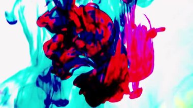 Suya renkli mürekkeplerle akan canlı renklere sahip soyut video. Kompozisyon mavi, kırmızı, yeşil ve sarı tonlarından oluşur. Hafif bir arkaplanda harmanlanır ve kıvrılır.