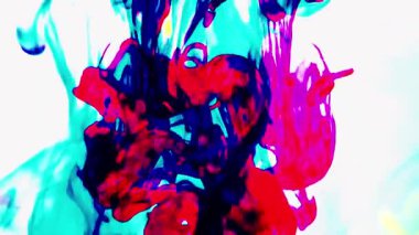 Suya renkli mürekkeplerle akan canlı renklere sahip soyut video. Kompozisyon mavi, kırmızı, yeşil ve sarı tonlarından oluşur. Hafif bir arkaplanda harmanlanır ve kıvrılır.