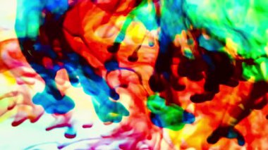 Suya renkli mürekkeplerle akan canlı renklere sahip soyut video. Kompozisyon mavi, kırmızı, yeşil ve sarı tonlarından oluşur. Hafif bir arkaplanda harmanlanır ve kıvrılır.
