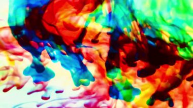 Suya renkli mürekkeplerle akan canlı renklere sahip soyut video. Kompozisyon mavi, kırmızı, yeşil ve sarı tonlarından oluşur. Hafif bir arkaplanda harmanlanır ve kıvrılır.