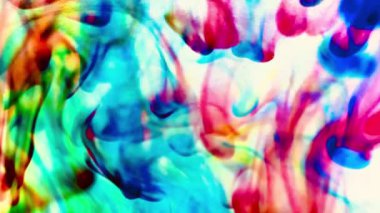 Suya renkli mürekkeplerle akan canlı renklere sahip soyut video. Kompozisyon mavi, kırmızı, yeşil ve sarı tonlarından oluşur. Hafif bir arkaplanda harmanlanır ve kıvrılır.