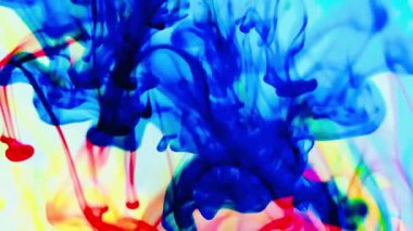 Suya renkli mürekkeplerle akan canlı renklere sahip soyut video. Kompozisyon mavi, kırmızı, yeşil ve sarı tonlarından oluşur. Hafif bir arkaplanda harmanlanır ve kıvrılır.