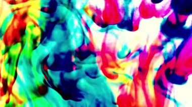 Suya renkli mürekkeplerle akan canlı renklere sahip soyut video. Kompozisyon mavi, kırmızı, yeşil ve sarı tonlarından oluşur. Hafif bir arkaplanda harmanlanır ve kıvrılır.