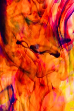 Soyut bulanık odak renkleri suya dağılmış renkli mürekkeplerle akıyor. Kompozisyon mavi, kırmızı, yeşil ve sarı tonlarından oluşur. Hafif bir arkaplanda harmanlanır ve kıvrılır.