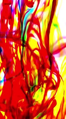 Suya renkli mürekkeplerle akan canlı renklere sahip soyut video. Kompozisyon mavi, kırmızı, yeşil ve sarı tonlarından oluşur. Hafif bir arkaplanda harmanlanır ve kıvrılır.