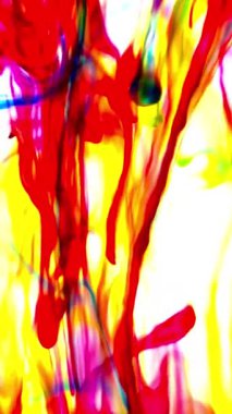 Suya renkli mürekkeplerle akan canlı renklere sahip soyut video. Kompozisyon mavi, kırmızı, yeşil ve sarı tonlarından oluşur. Hafif bir arkaplanda harmanlanır ve kıvrılır.