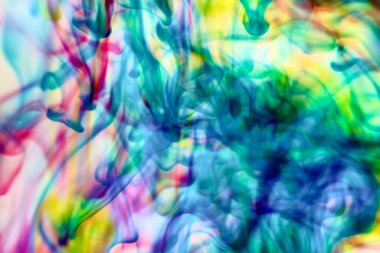 Soyut bulanık odak renkleri suya dağılmış renkli mürekkeplerle akıyor. Kompozisyon mavi, kırmızı, yeşil ve sarı tonlarından oluşur. Hafif bir arkaplanda harmanlanır ve kıvrılır.