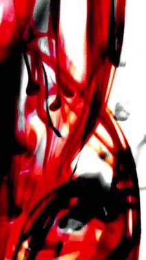 Suya renkli mürekkeplerle akan canlı renklere sahip soyut video. Kompozisyon mavi, kırmızı, yeşil ve sarı tonlarından oluşur. Hafif bir arkaplanda harmanlanır ve kıvrılır.