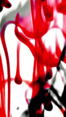 Suya renkli mürekkeplerle akan canlı renklere sahip soyut video. Kompozisyon mavi, kırmızı, yeşil ve sarı tonlarından oluşur. Hafif bir arkaplanda harmanlanır ve kıvrılır.